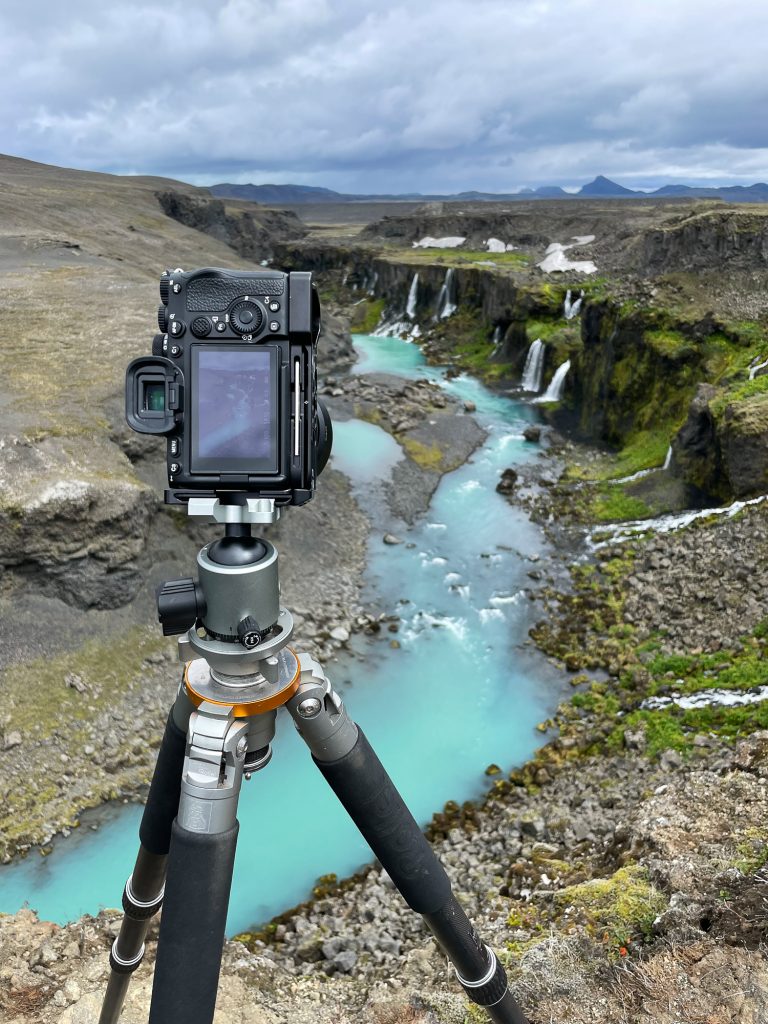 Landschaftsfotografie am Wasserfall mit Kamera auf Stativ
