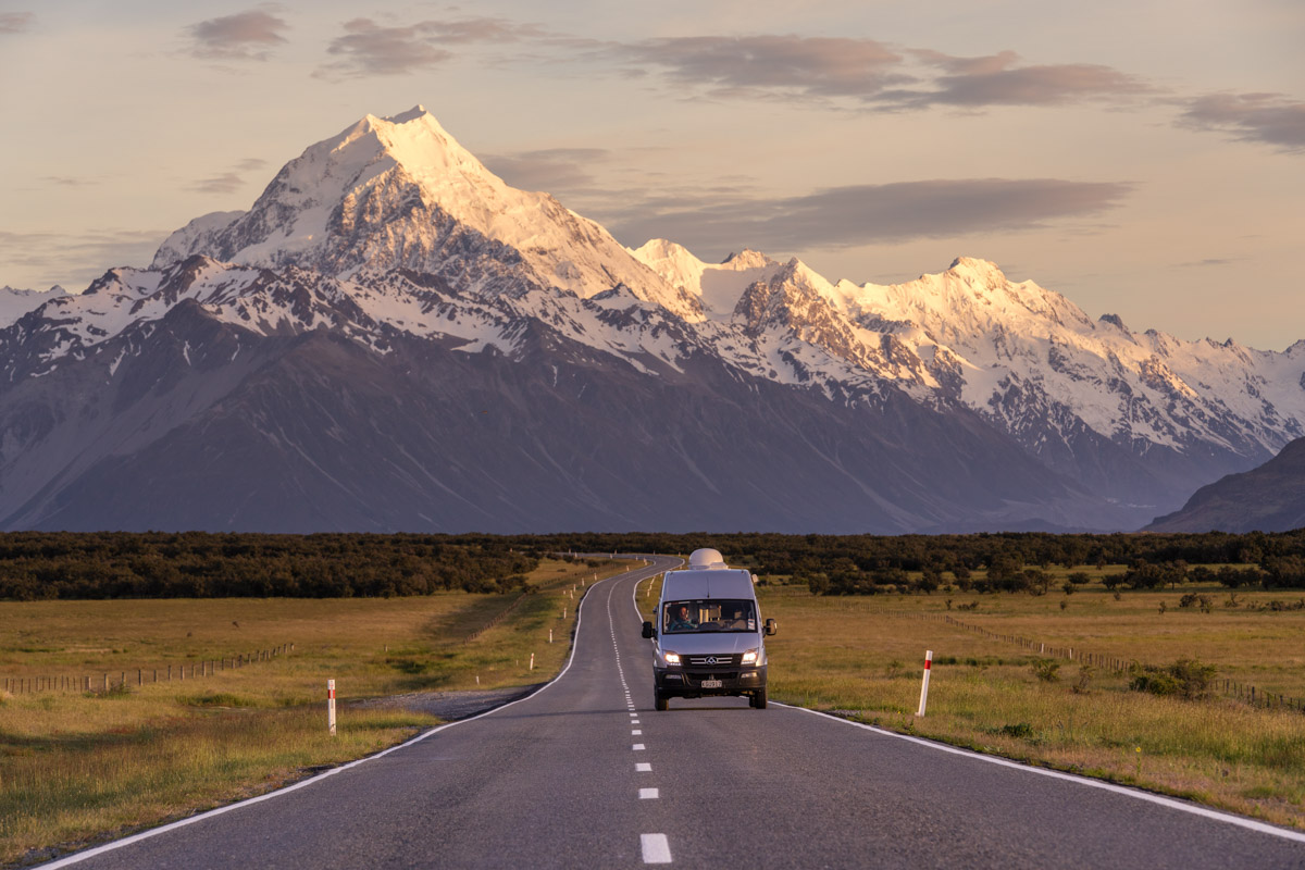 Auto auf Straße vor Bergen in Neuseeland